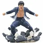 Figura Diamond Select Bruce Lee partiendo piedra 23cm